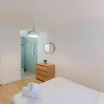 Centre: 2bed 2bath Apartment!