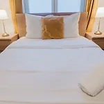Centre: 2bed 2bath Apartment! *