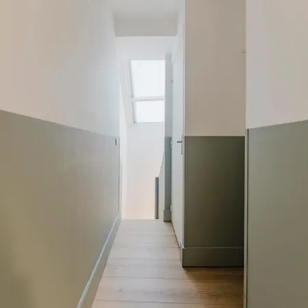 Centre: 2bed 2bath Apartment!
