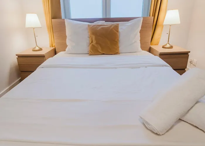Centre: 2bed 2bath Apartment! *
