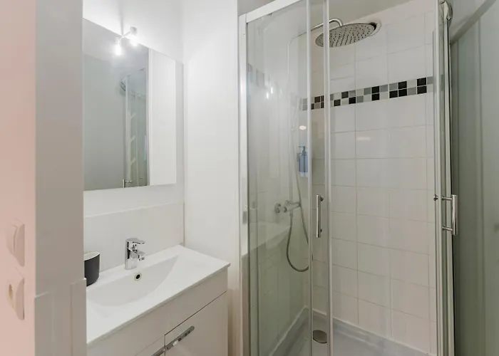 Centre: 2bed 2bath Apartment!