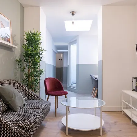 Centre: 2bed 2bath Apartment! *