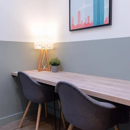 Centre: 2bed 2bath Apartment! * 릴