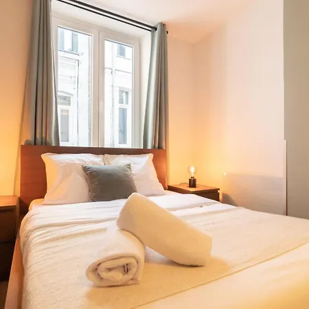 Centre: 2bed 2bath Apartment! *