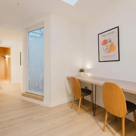 Apartmán Centre: 2bed 2bath Apartment! *