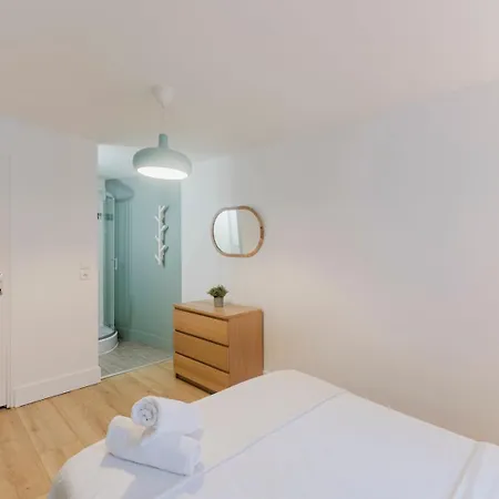 Centre: 2bed 2bath Apartment!