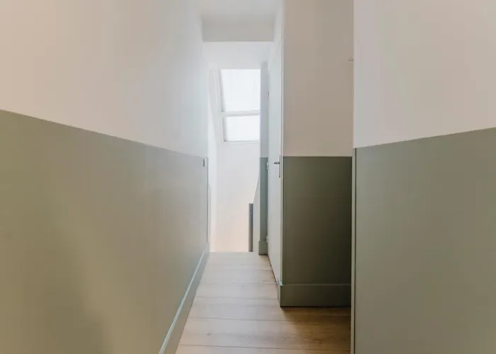 Centre: 2bed 2bath Apartment!
