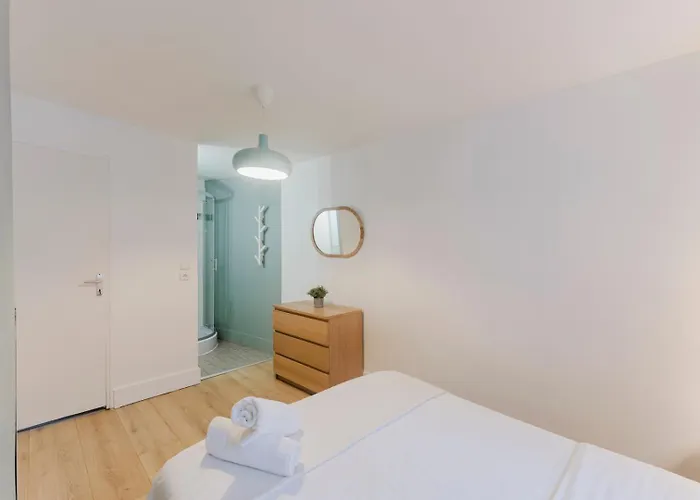Centre: 2bed 2bath Apartment!