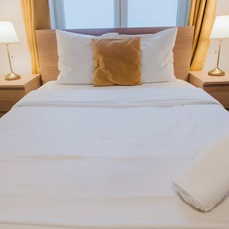 Centre: 2bed 2bath Apartment! *