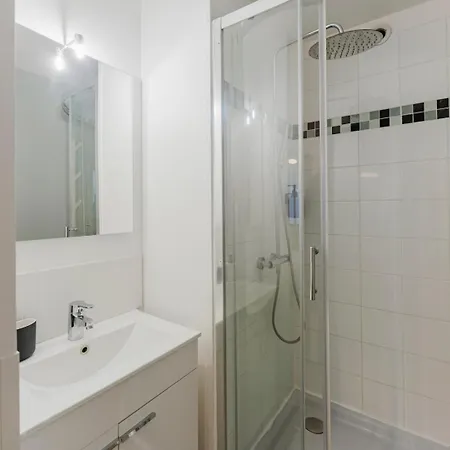 Centre: 2bed 2bath Apartment!